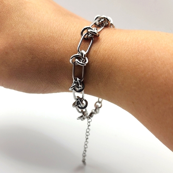 ‼️NEW IN‼️Elegant Chain Bracelet - Picture 4 of 5
